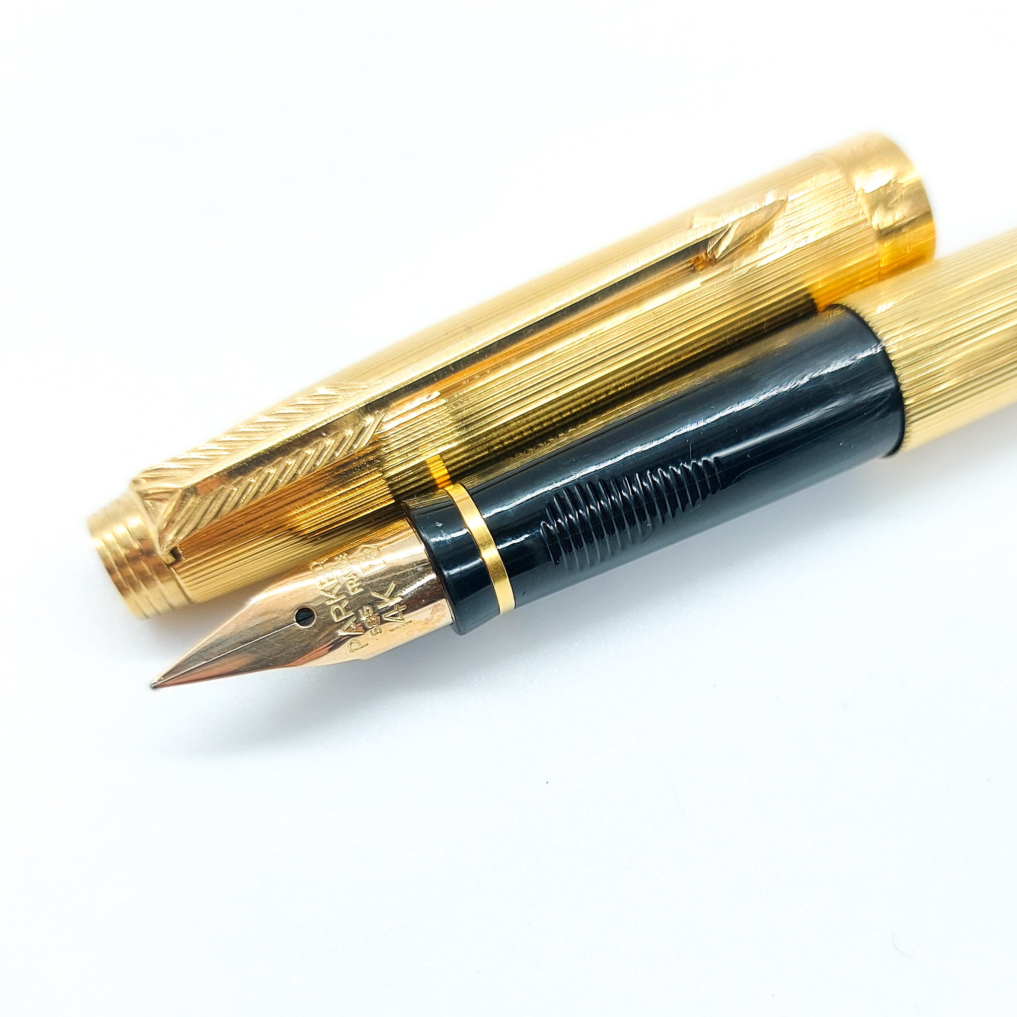 Parker 51 Deluxe Fountain Pen | Black Barrel and Gold Attributes | Medium  Nib in 18 Carat Gold | Black Ink Cartridge | Delivered in Gift Box